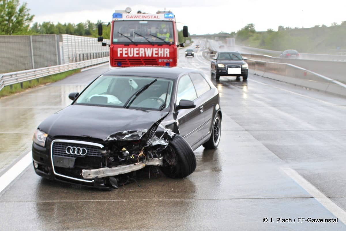 FF Gaweinstal: Fahrzeugbergung nach Aquaplaning