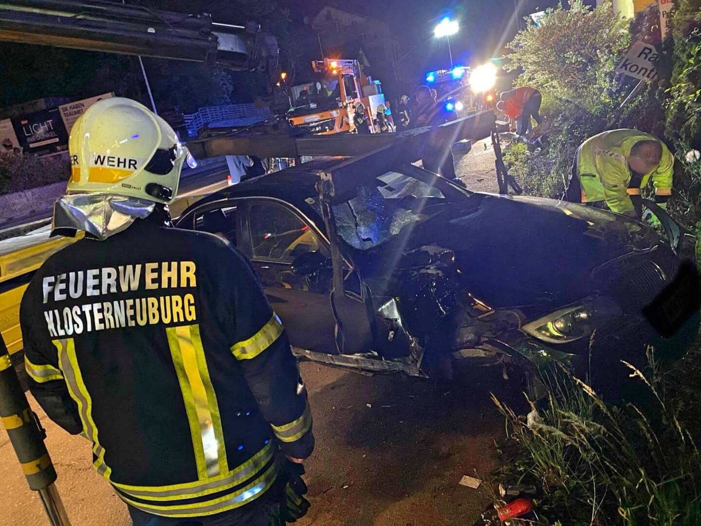 FF Klosterneuburg: Fahrzeugbergung auf der B14