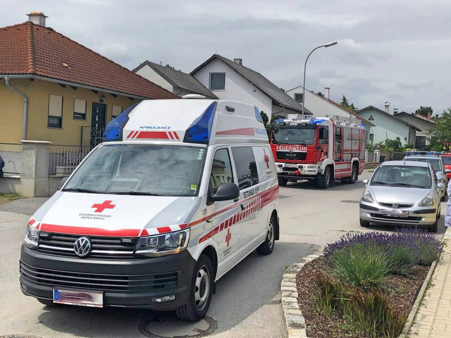 FF Jois: PKW kollidiert im Ortsgebiet mit Zug