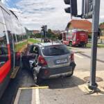 PKW kollidiert im Ortsgebiet mit Zug