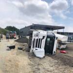 LKW beim Entladen umgekippt - ein Verletzter