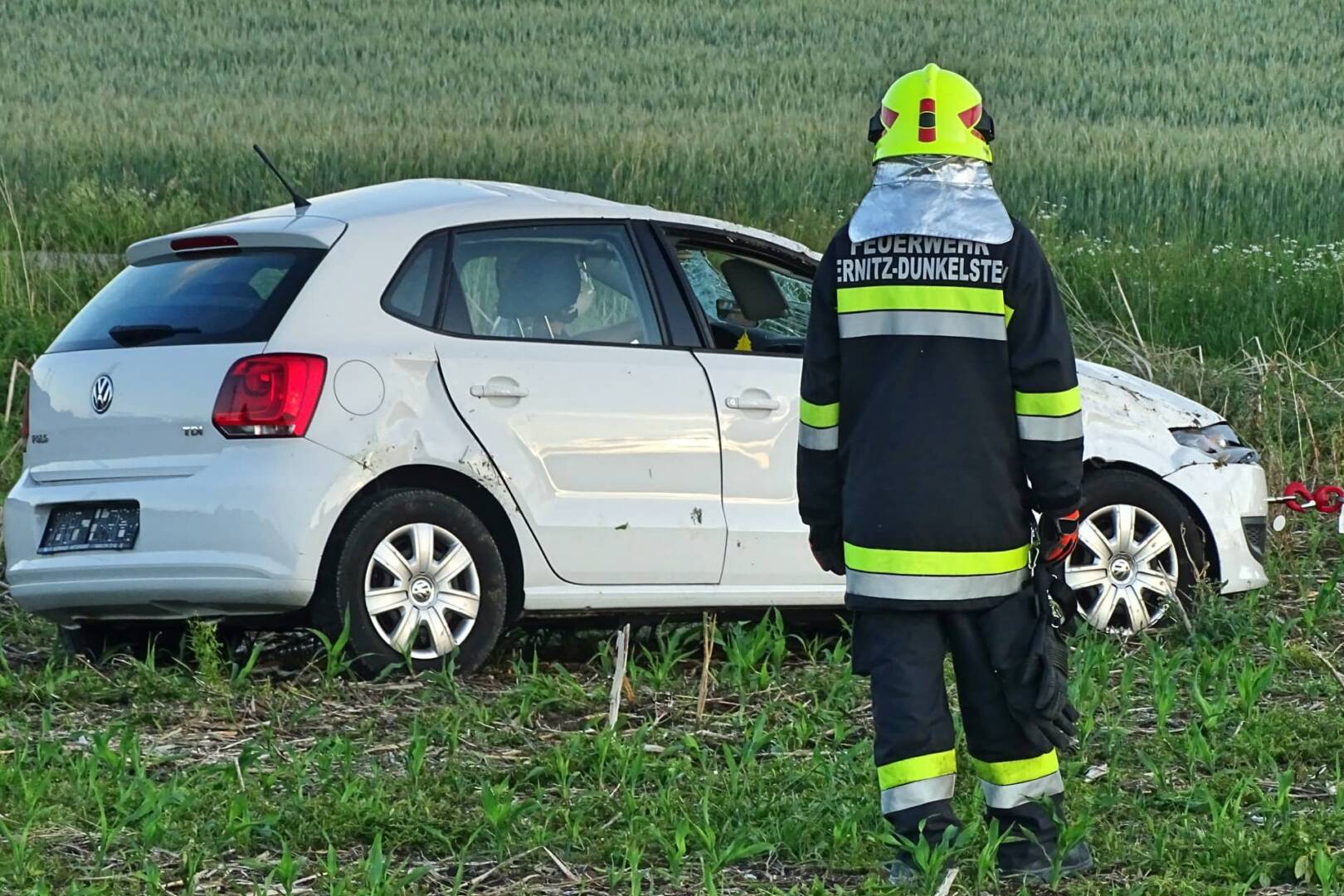 Bezirk Neunkirchen: Fahrzeugüberschlag mit drei Personen