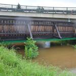 Steigender Wasserstand - FF Vitis hebt Fußgängerbrücke