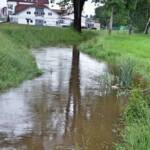 Steigender Wasserstand - FF Vitis hebt Fußgängerbrücke