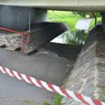 Steigender Wasserstand - FF Vitis hebt Fußgängerbrücke