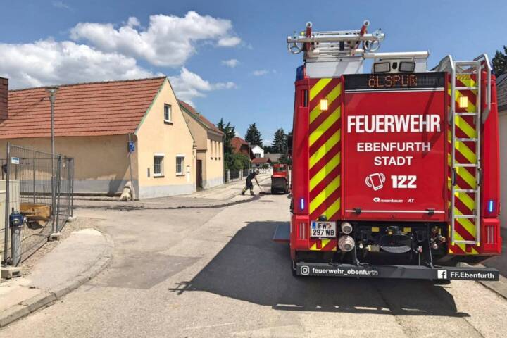 FF Ebenfurth: Defekte Arbeitsmaschine sorgt für Ölspur
