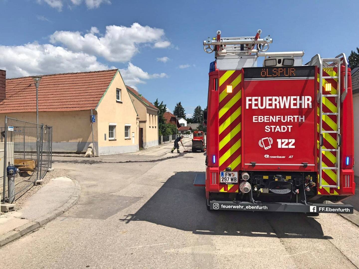 FF Ebenfurth: Defekte Arbeitsmaschine sorgt für Ölspur