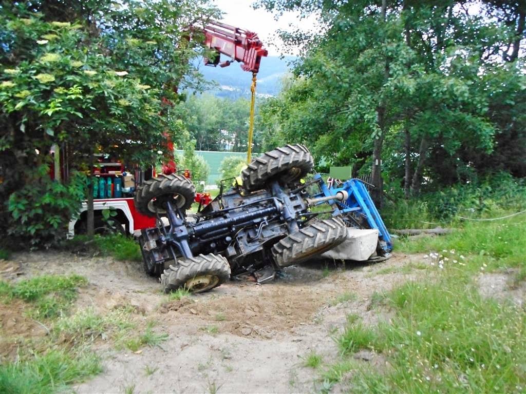 FF Leoben-Stadt: Traktorbergung am Pampichlerweg