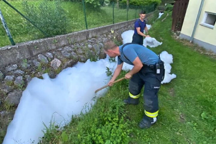 FF Puchheim: Starke Schaumbildung auf Puchheimer Gewässer