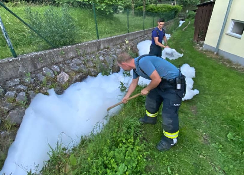 FF Puchheim: Starke Schaumbildung auf Puchheimer Gewässer