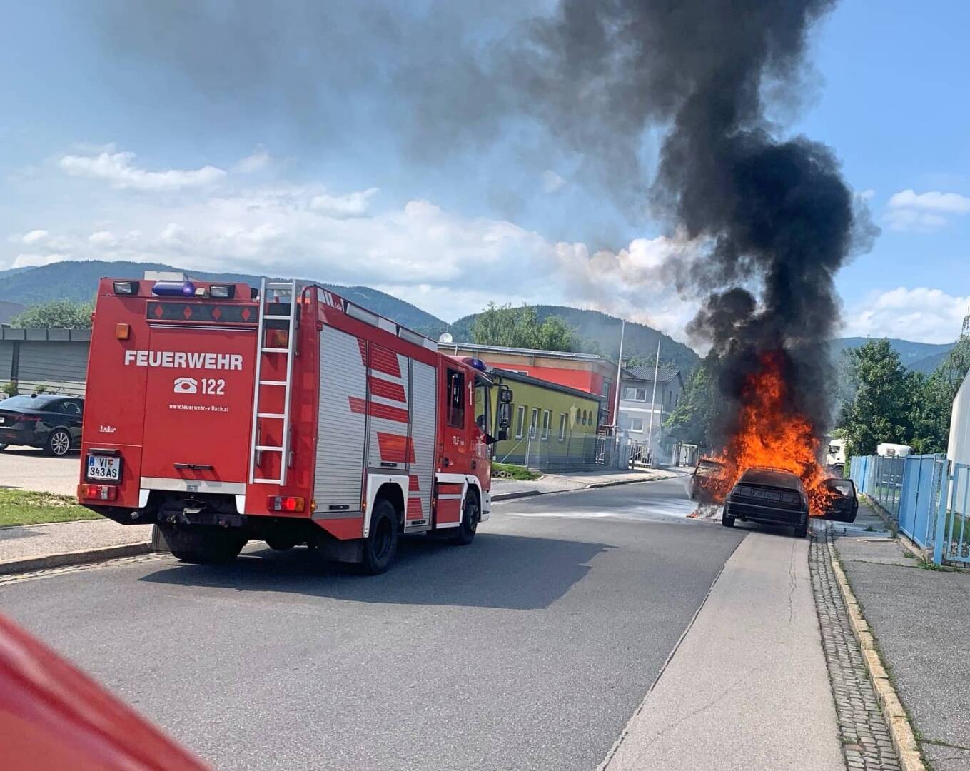 HFW Villach: PKW in Vollbrand in Villach