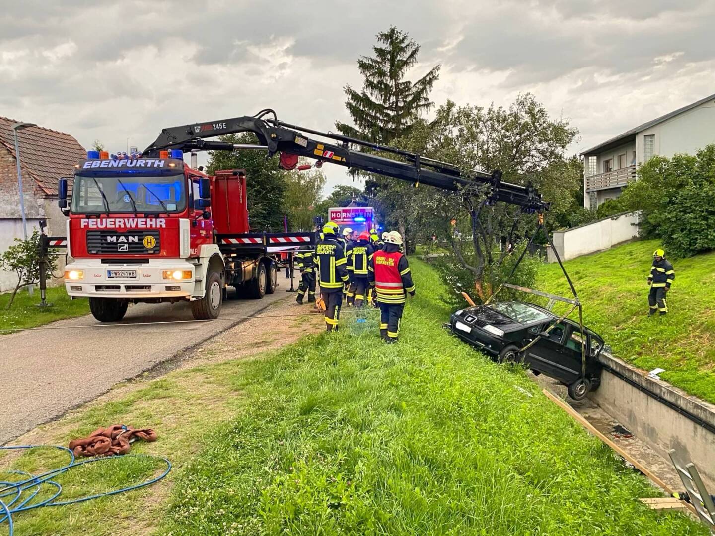FF Ebenfurth: Fahrzeugbergung – PKW in Bachbett