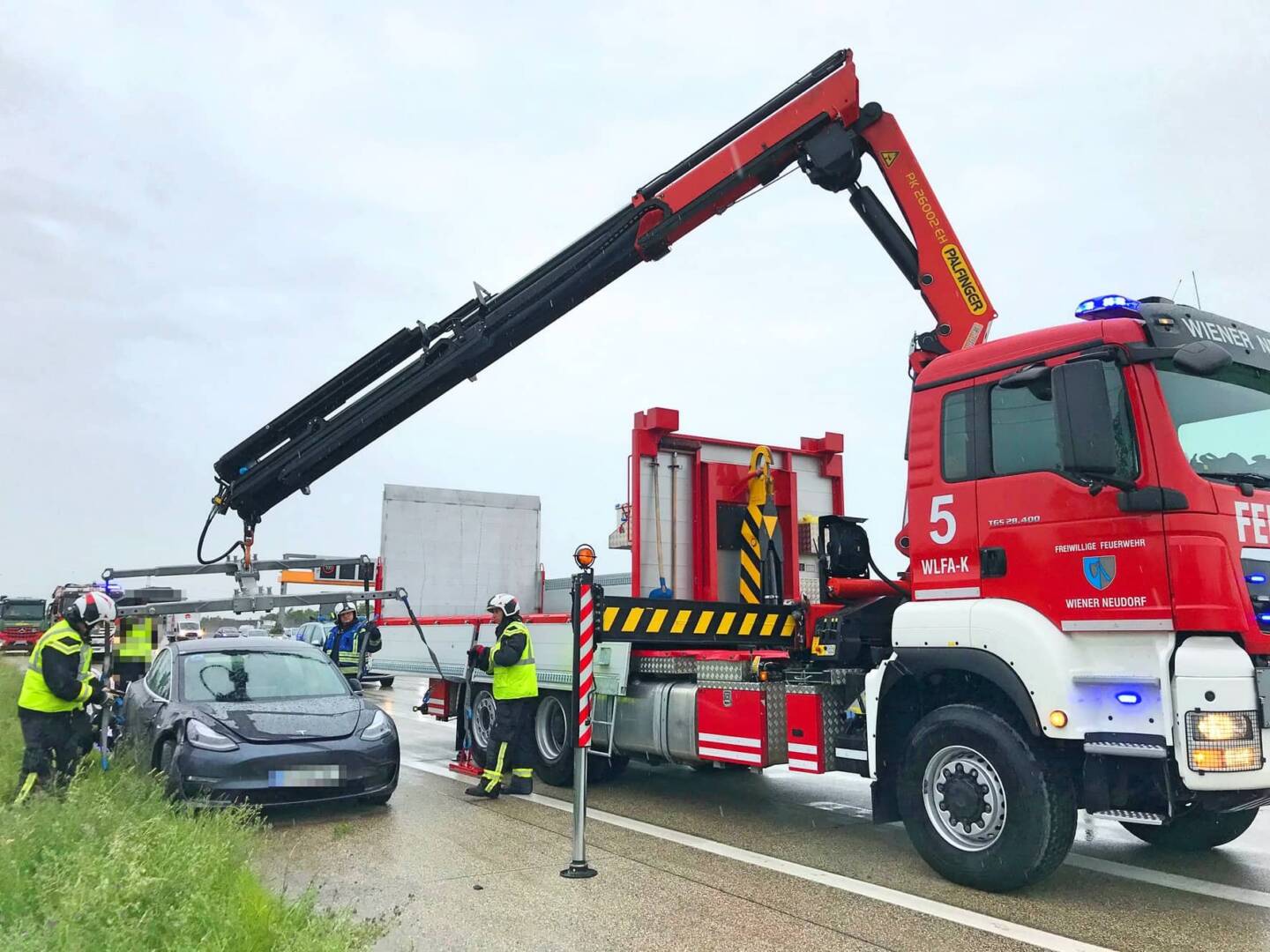 FF Wiener Neudorf: Tesla Bergung nach Verkehrsunfall