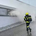 FF Hagenberg: Brand im Garagentrakt eines Gewerbebetriebs