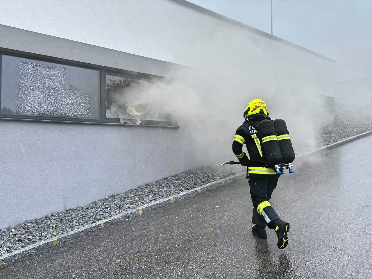 FF Hagenberg: Brand im Garagentrakt eines Gewerbebetriebs