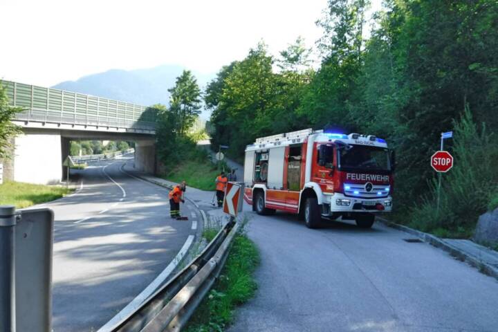 FF Bad Ischl: Bus verursacht Dieselspur in Bad Ischl