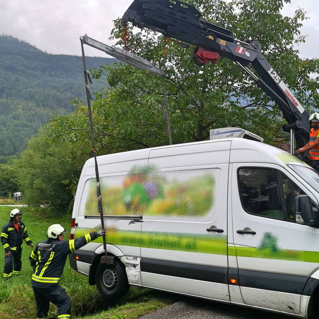 FF Bad Ischl: Lieferwagen in Bad Ischl geborgen
