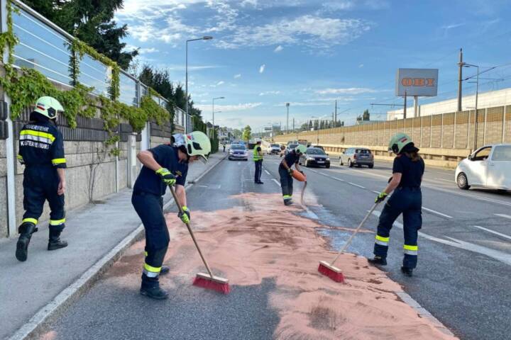 FF Klosterneuburg: Ölspur auf der B14 Wienerstraße