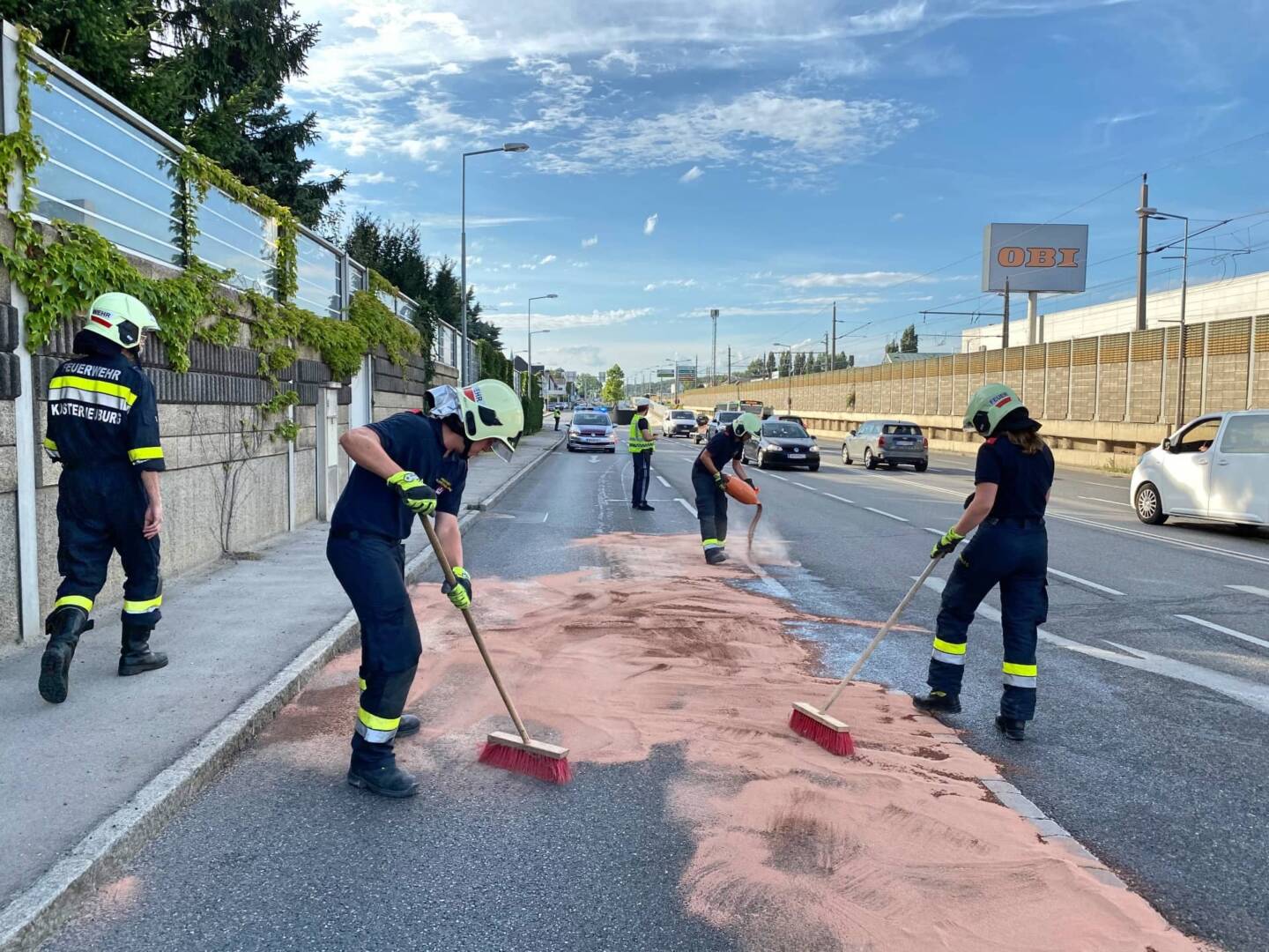 FF Klosterneuburg: Ölspur auf der B14 Wienerstraße