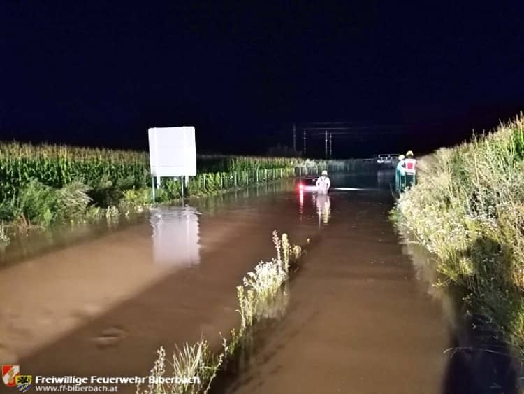 FF Biberbach: PKW-Bergung aus überschwemmter Unterführung
