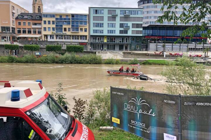 HFW Villach: Sicherungseinsatz Hochwasser auf der Drau