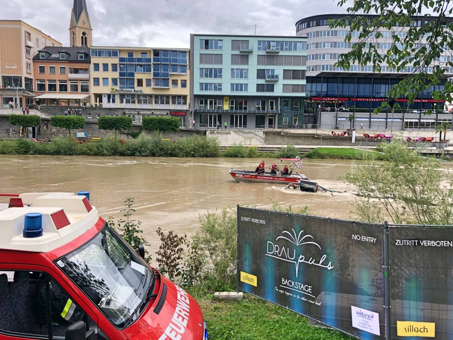 HFW Villach: Sicherungseinsatz Hochwasser auf der Drau