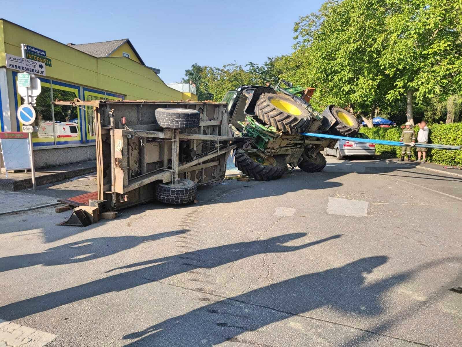 BFKDO Jennersdorf: Traktor auf Kreuzung umgekippt