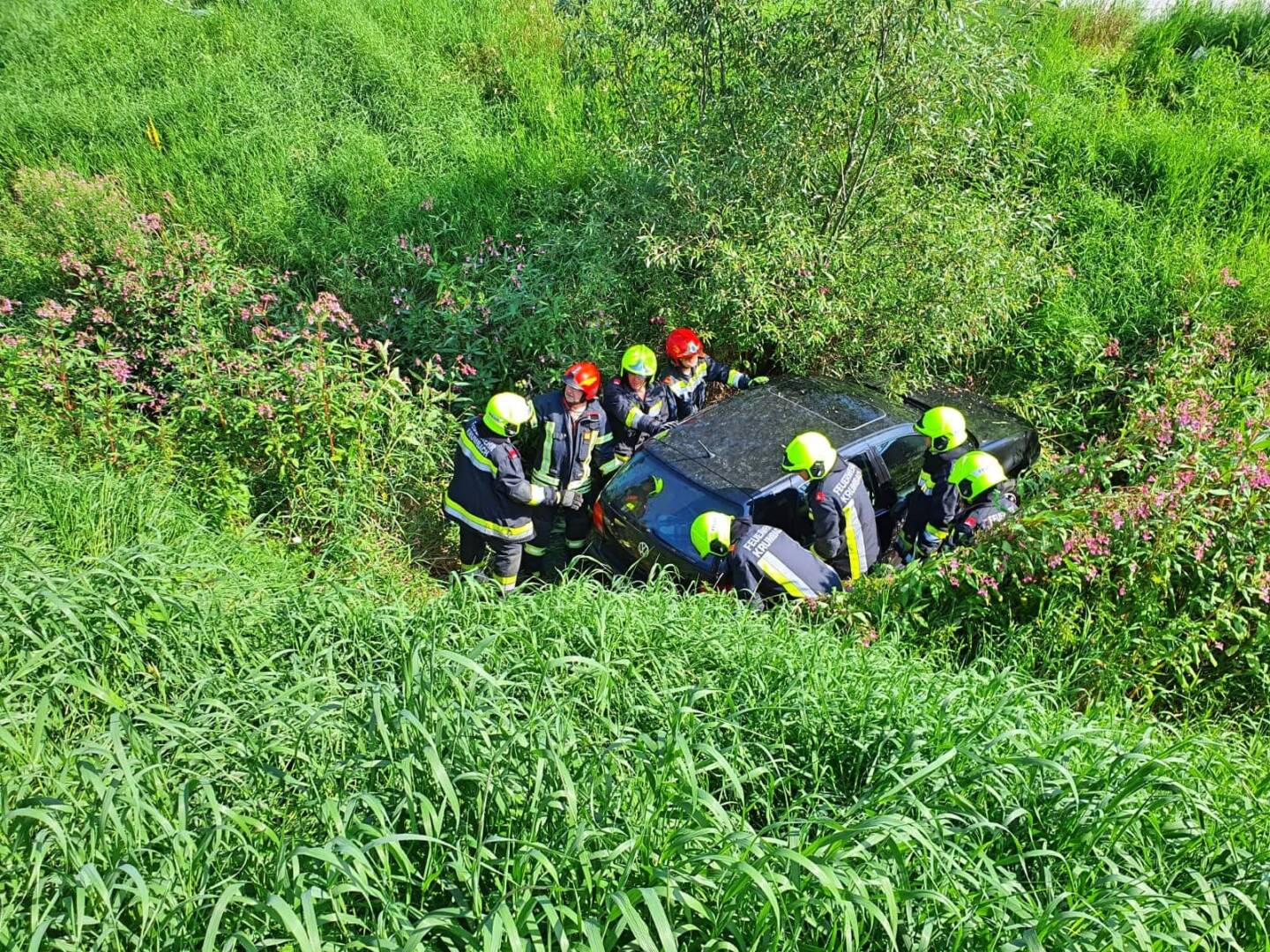 FF Krumbach: Fahrzeugbergung – PKW in Zöbernbach