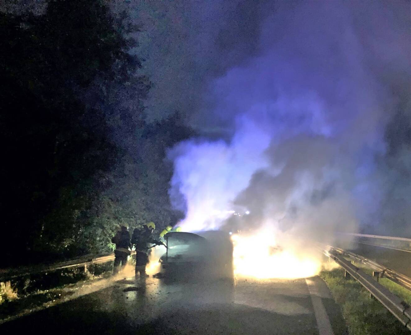 HFW Villach: PKW auf der Südautobahn in Vollbrand