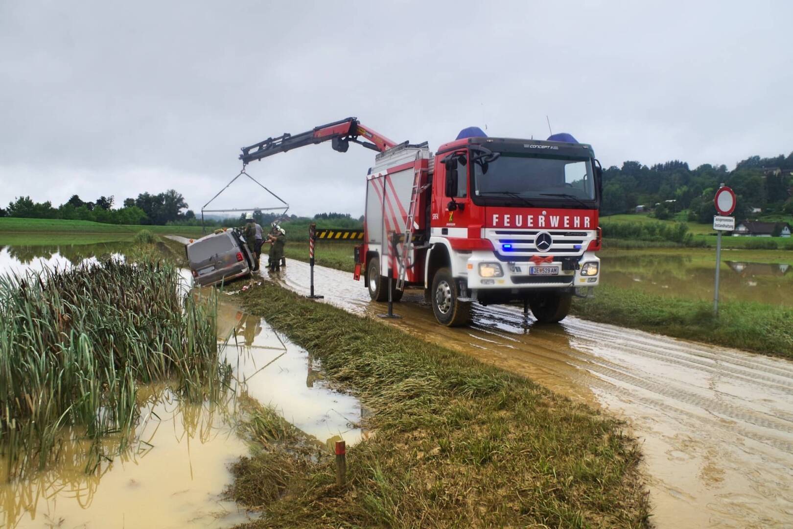 BFKDO Jennersdorf: Stadttaxi-Bergung nach Hochwasser