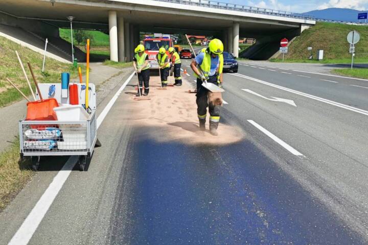 FF Kobenz: Gewaltige Ölspur verunreinigte Landesstraße