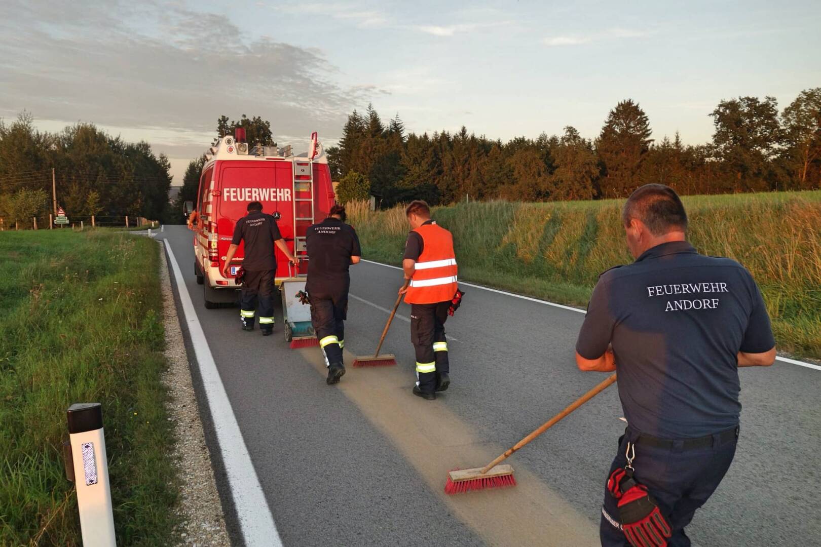 FF Andorf: Kilometerlange Ölspur – Andorfer Landesstraße