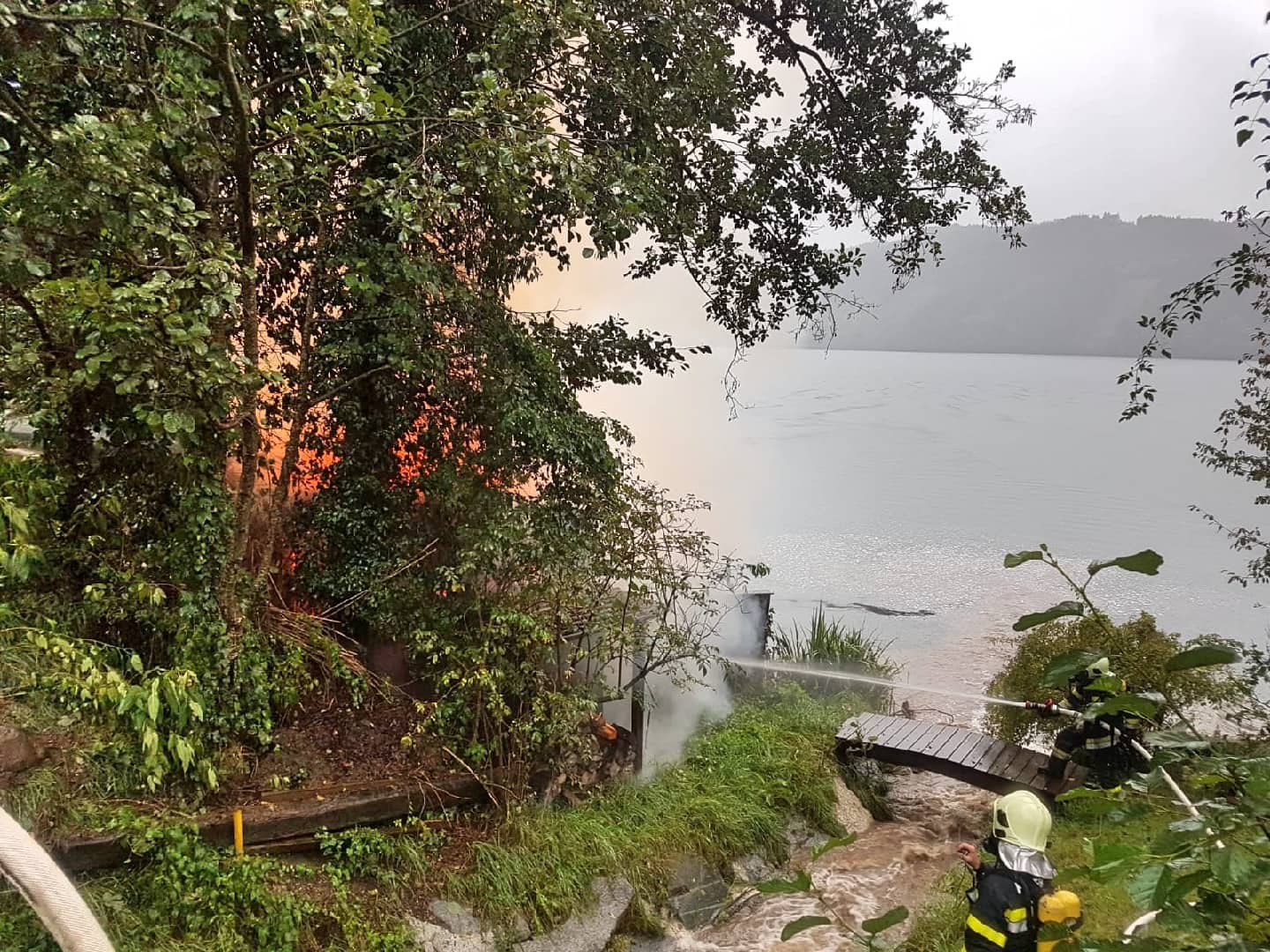 AFK Millstatt – Radenthein: Badehüttenbrand nach Blitzschlag