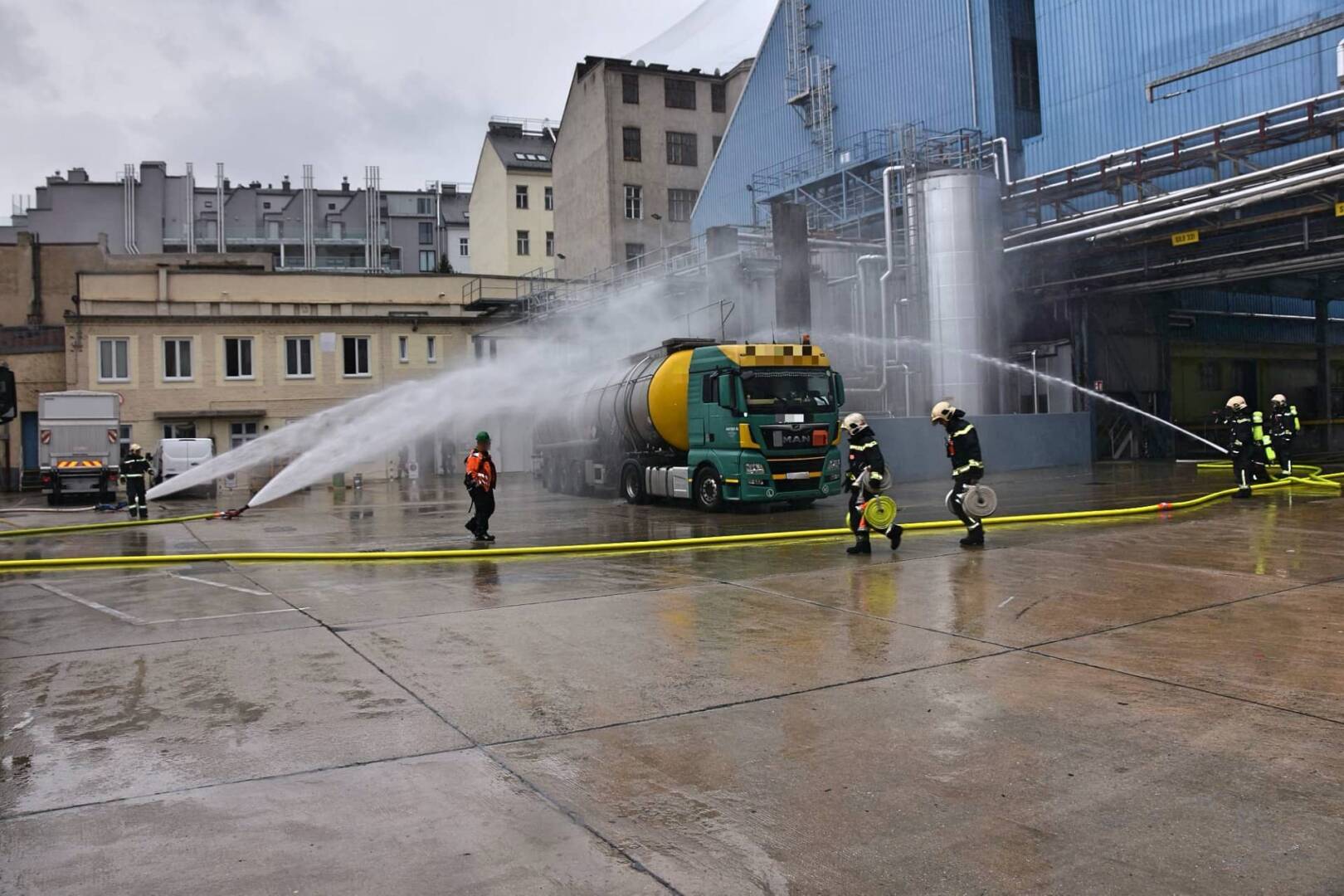 BF Wien: Inhalt eines Tankwagenauflegers erhitzt