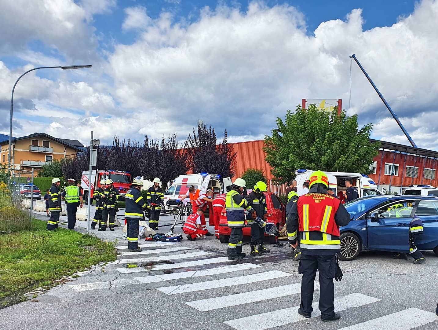HFW Villach: Verkehrsunfall mit eingeklemmten Personen