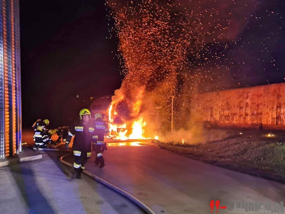 FF Althofen: Mit Pellets beladener LKW in Vollbrand