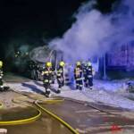 Mit Pellets beladener LKW in Vollbrand