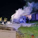 Mit Pellets beladener LKW in Vollbrand