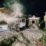 Mit Pellets beladener LKW in Vollbrand