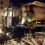 Mit Pellets beladener LKW in Vollbrand