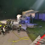 Mit Pellets beladener LKW in Vollbrand