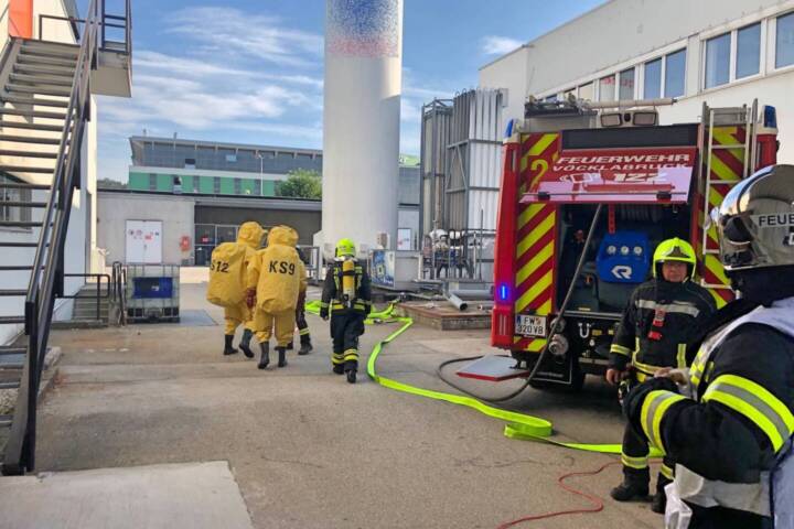 FF Puchheim: Chemische Reaktion in einem Gewerbebetrieb