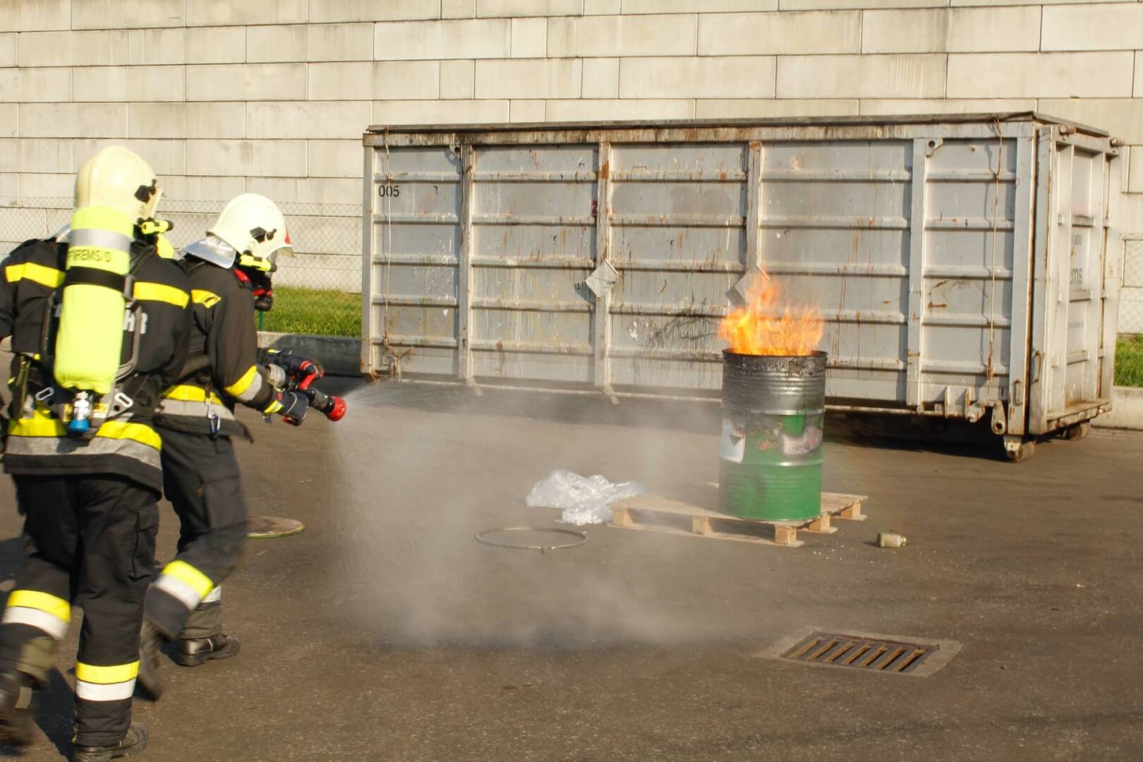 FF Krems: Brand von Chemikalienabfällen in Entsorgungsbetrieb