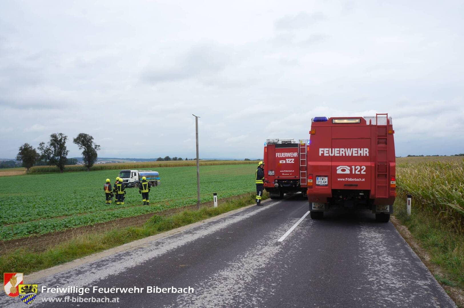 FF Biberbach: Milchsammelwagen aus Feld geborgen