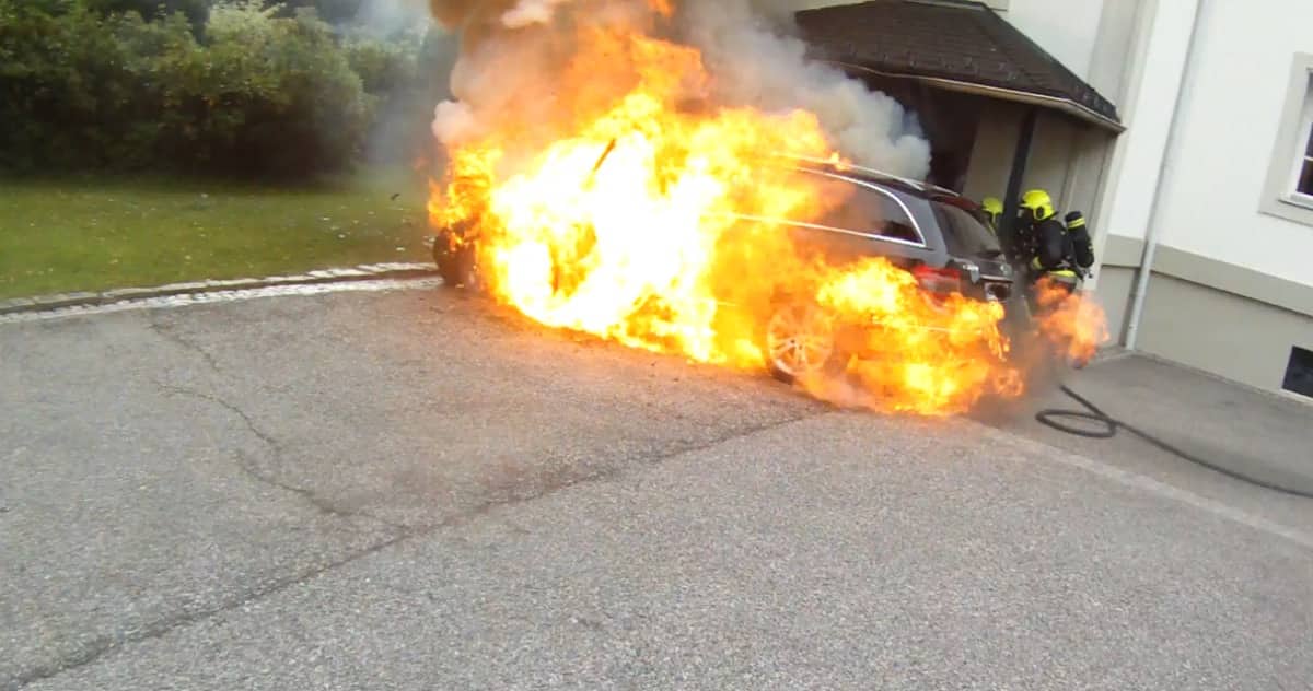 HFW Villach: Fahrzeug in Villacher Innenstadt in Vollbrand