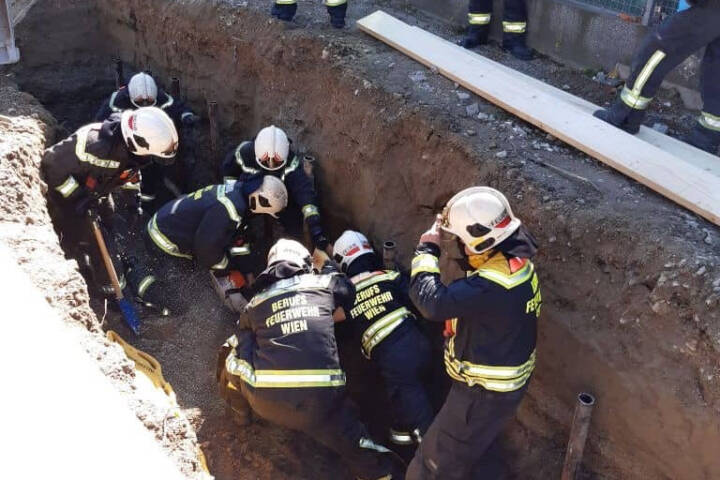 BF Wien: Feuerwehr rettet verschütteten Bauarbeiter
