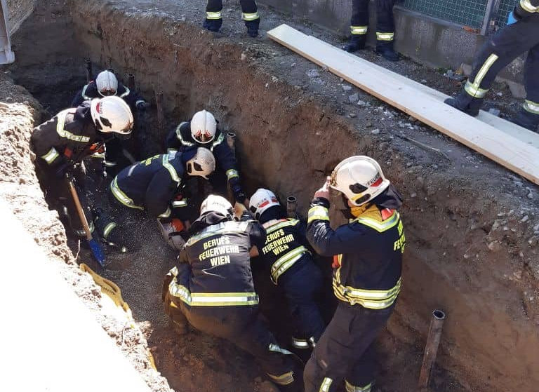 Feuerwehr rettet verschütteten Bauarbeiter