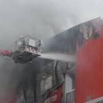 Knapp 100 Einsatzkräfte der Berufsfeuerwehr Wien bekämpfen den Brand in einer Lagerhalle