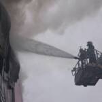 Knapp 100 Einsatzkräfte der Berufsfeuerwehr Wien bekämpfen den Brand in einer Lagerhalle