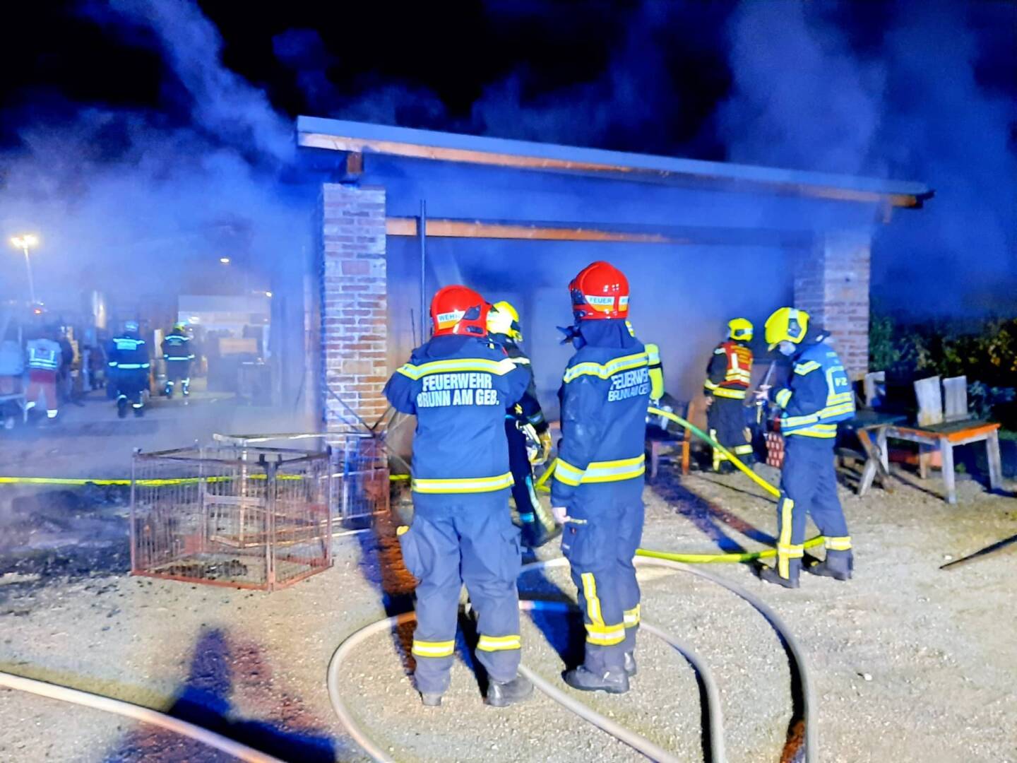 FF Brunn am Gebirge: Zwei Feuerwehren bei Schuppenbrand